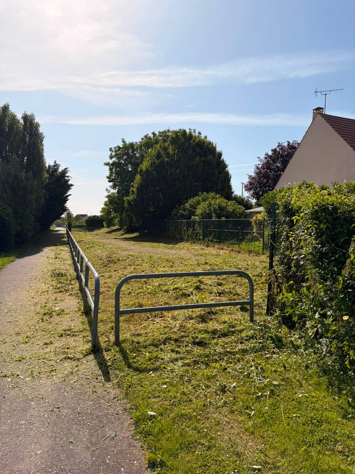 Après défrichage : bande le long du chemin fauchée et remise à niveau