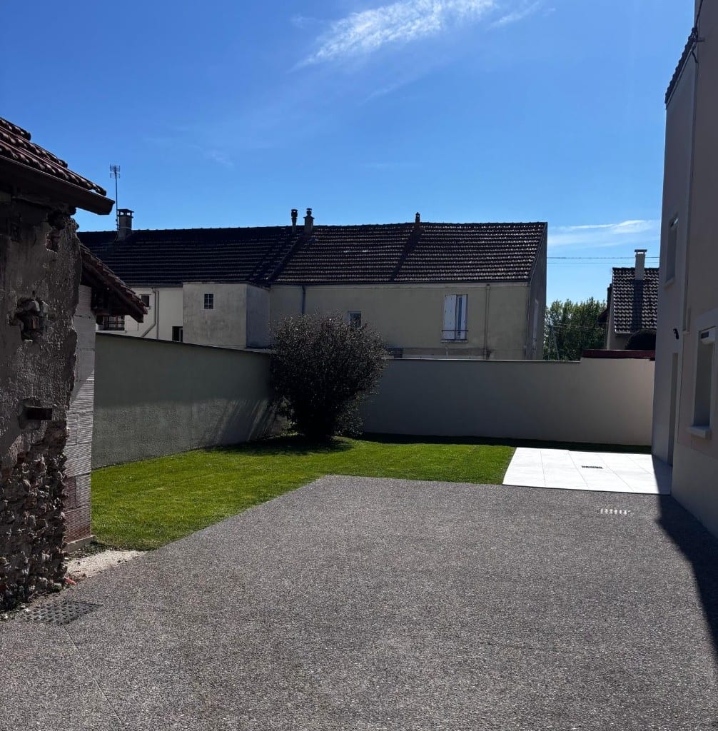 Après : rectangle de gazon soigné bordé de gravier et de carrelage