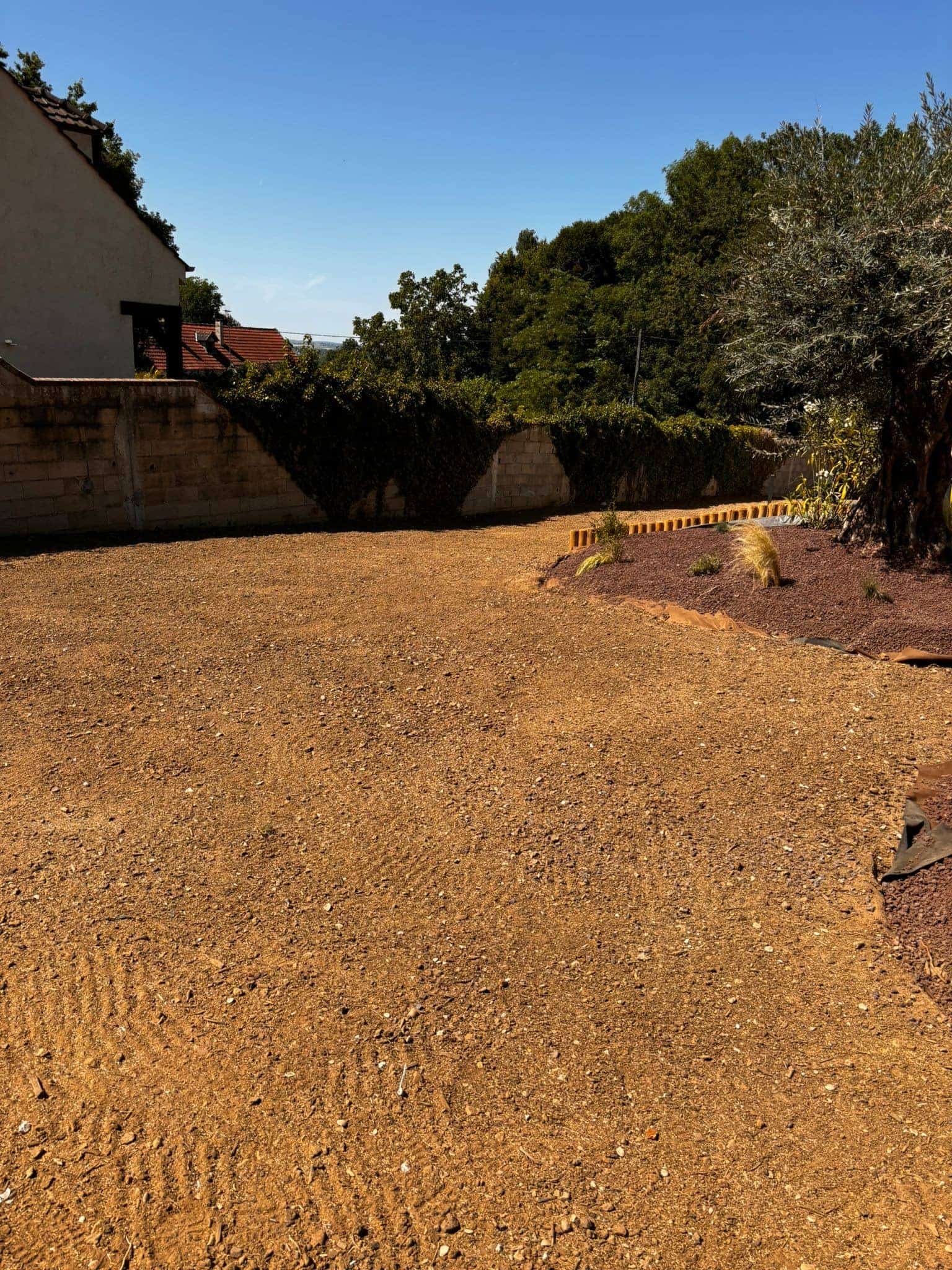 Préparation d'un terrain avant engazonnement par Green Line Solutions