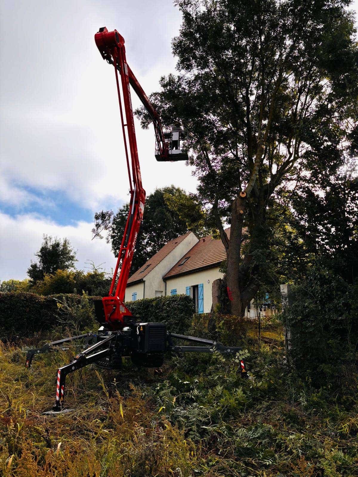Élagage en nacelle araignée sur chenilles près d'une maison, intervention sécurisée Green Line Solutions