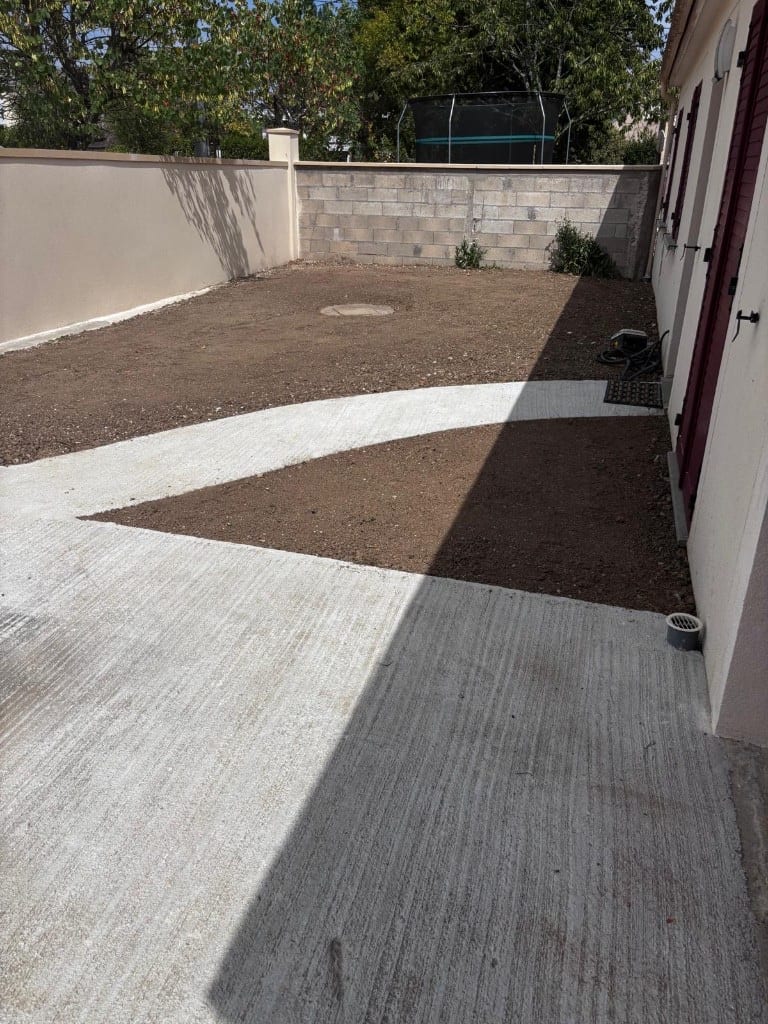 Allée béton coulée et terrain nivelé avant création de gazon