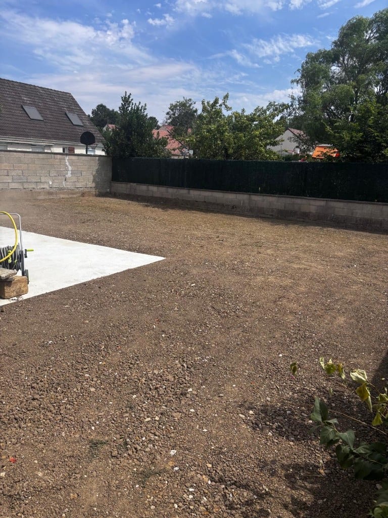 Parcelle nivelée en terre, préparation avant engazonnement